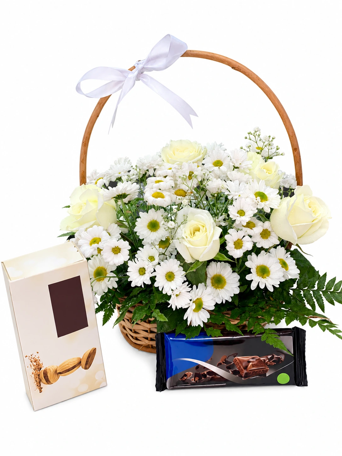 Cesta delicadeza branca com flores e chocolates