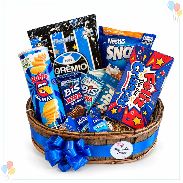 Cesta infantil azul com chocolates, guloseimas, item do Grêmio e laço azul em fundo branco
