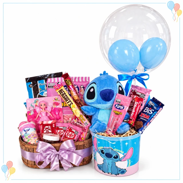Cesta infantil rosa e presente do Stitch com doces e balão juntos em fundo branco